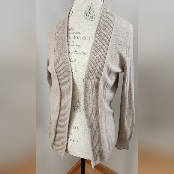 BANANA REPUBLIC cashmere blend ecru/ beige color cardigan in size S - Picture 1 of 10